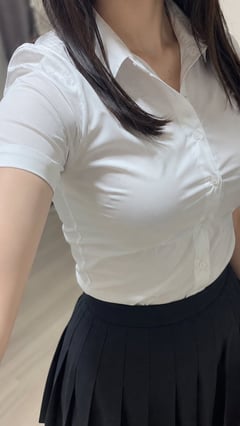 个人头像 - 写实办公室穿搭自拍