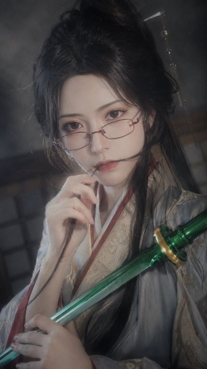 个人资料/头像 - 电影感仙侠女剑客人像