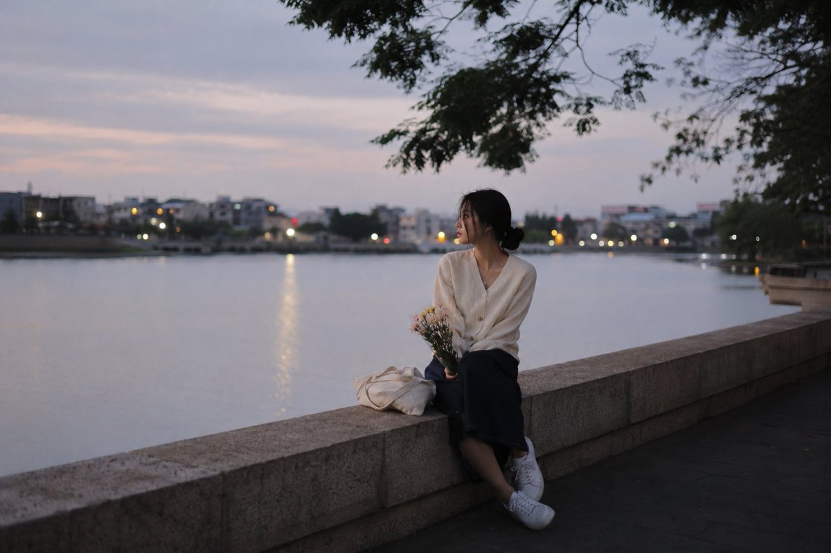 社交媒体帖子 - 宁静夏日河畔傍晚
