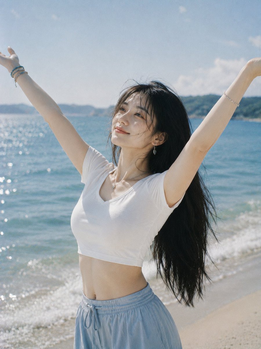 个人资料/头像 - 沙滩上开心举臂的女性