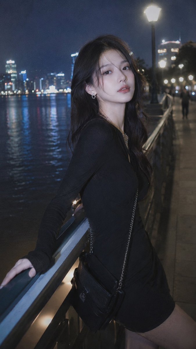 社交媒体帖子 - 夜间城市胶片人像