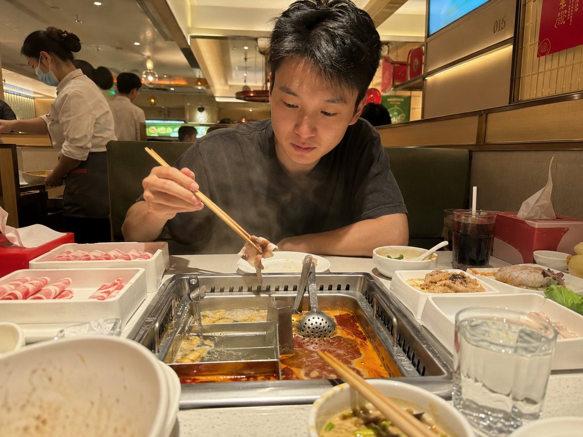 社交媒体帖子 - 休闲用餐约会第一视角
