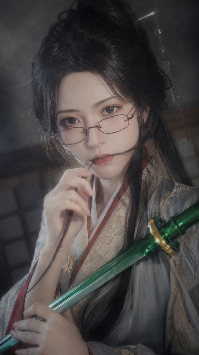 个人资料/头像 - 电影感仙侠女剑客人像